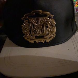 It’s a hat worn by bolín 47 in  dr